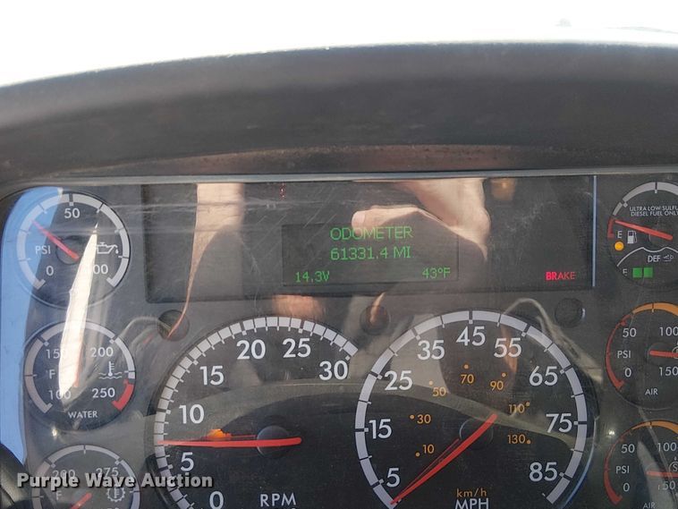 image for item FK0725 2020 Freightliner Business Class M2 Ext. Cab box / flatbed truck