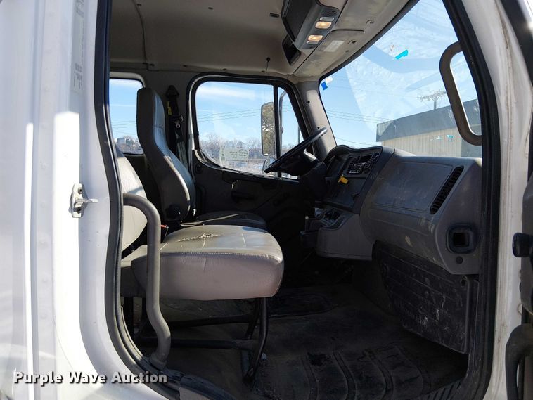 image for item FK0725 2020 Freightliner Business Class M2 Ext. Cab box / flatbed truck