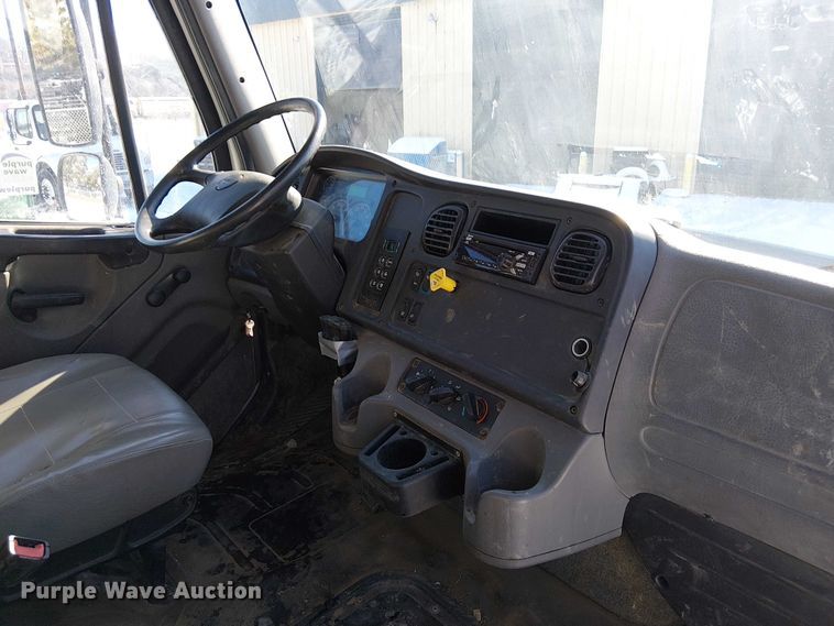 image for item FK0725 2020 Freightliner Business Class M2 Ext. Cab box / flatbed truck