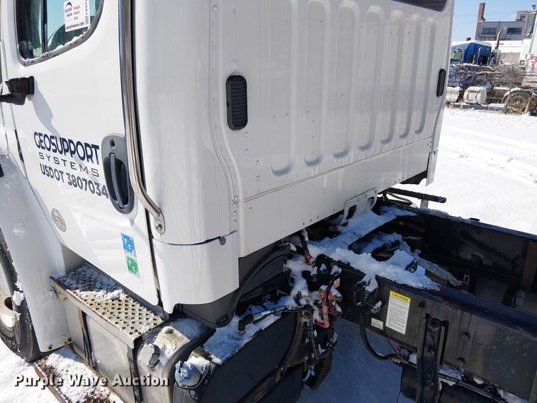 image for item FK0726 2012 Freightliner Business Class M2 truck cab and chassis