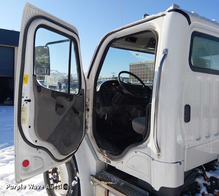 image for item FK0726 2012 Freightliner Business Class M2 truck cab and chassis