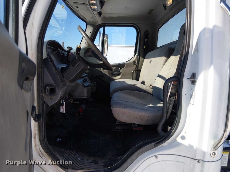 image for item FK0726 2012 Freightliner Business Class M2 truck cab and chassis