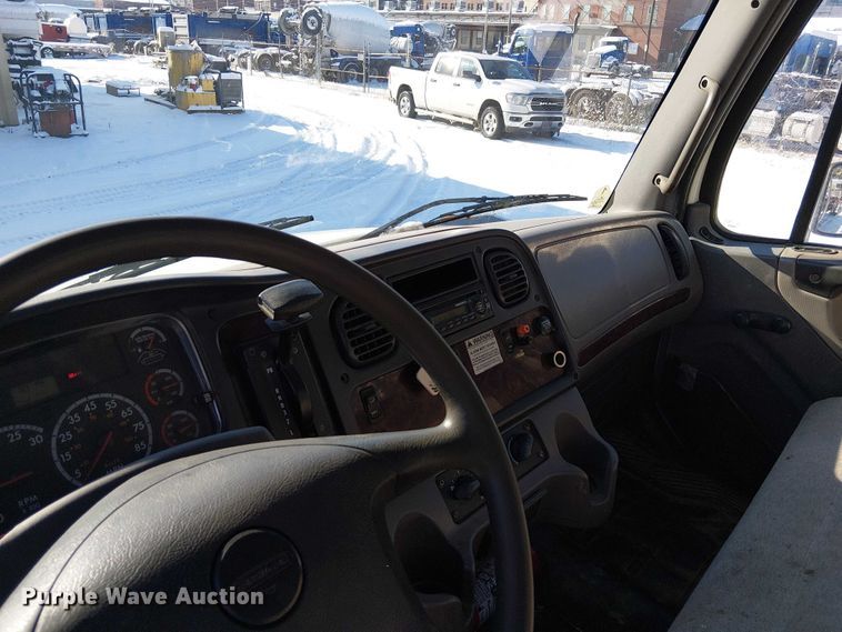 image for item FK0726 2012 Freightliner Business Class M2 truck cab and chassis