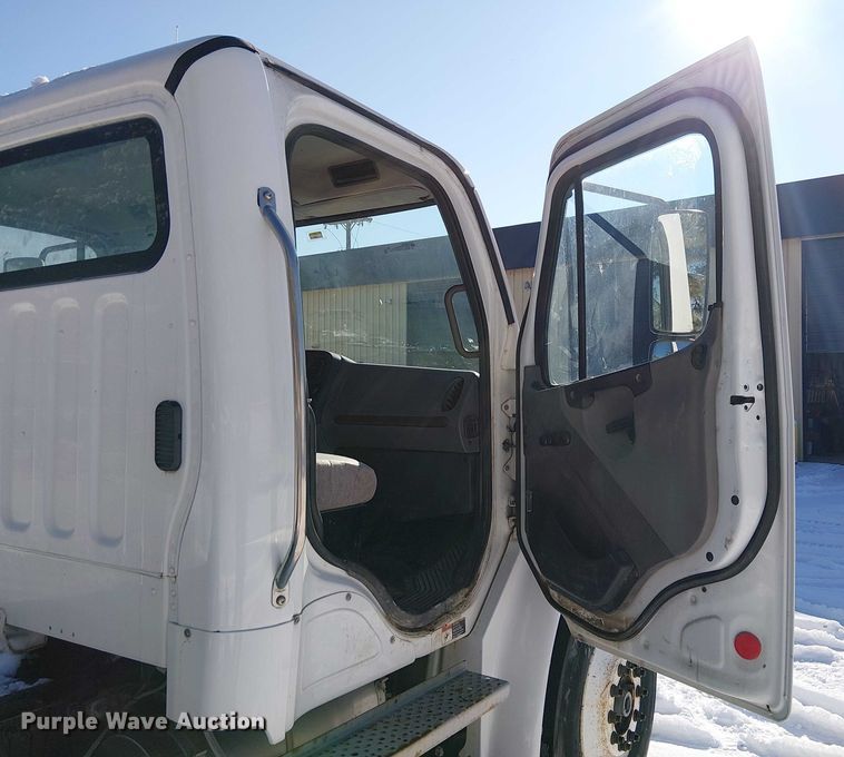 image for item FK0726 2012 Freightliner Business Class M2 truck cab and chassis