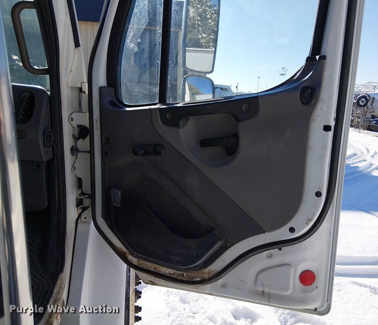 image for item FK0726 2012 Freightliner Business Class M2 truck cab and chassis