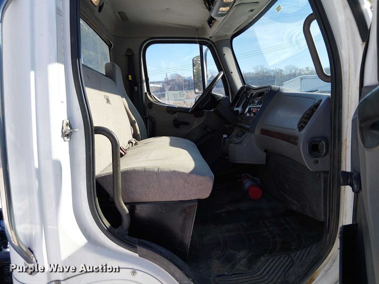 image for item FK0726 2012 Freightliner Business Class M2 truck cab and chassis