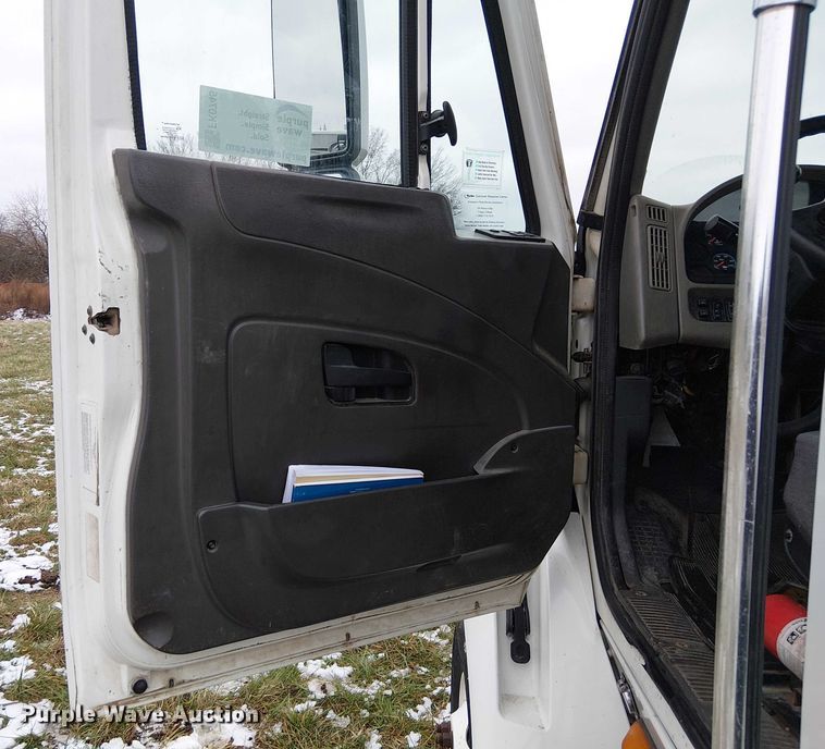 image for item FK0745 2012 International  8600 semi truck