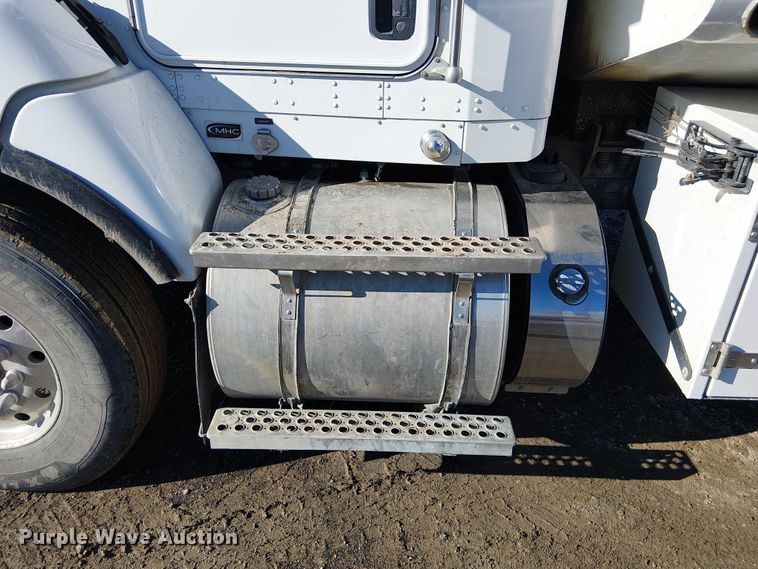 image for item FK0762 2018 KENWORTH T440 fuel / lube truck