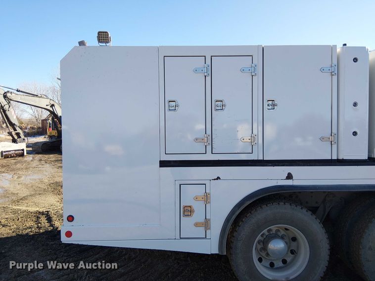 image for item FK0762 2018 KENWORTH T440 fuel / lube truck