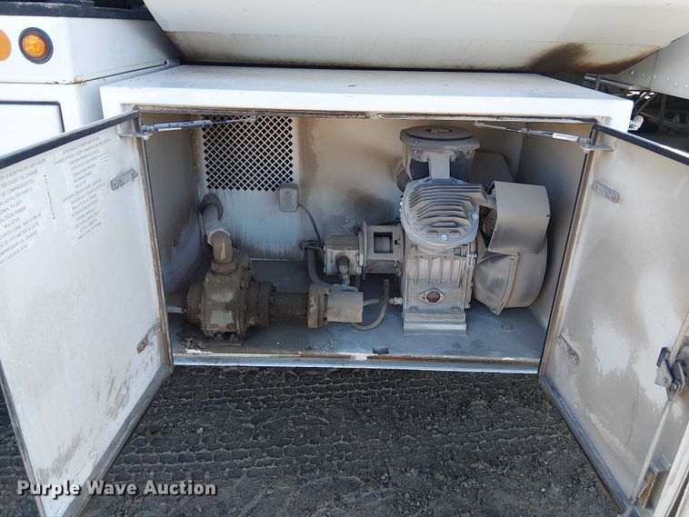 image for item FK0762 2018 KENWORTH T440 fuel / lube truck