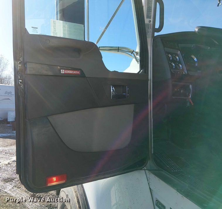 image for item FK0762 2018 KENWORTH T440 fuel / lube truck