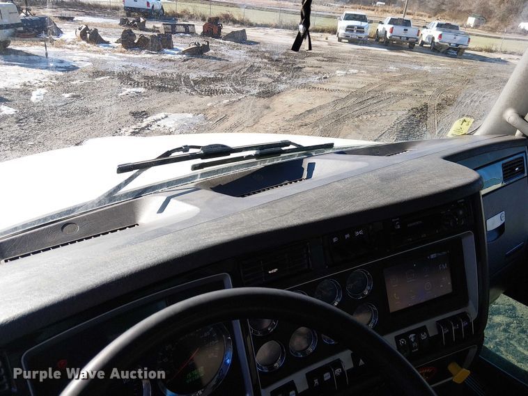 image for item FK0762 2018 KENWORTH T440 fuel / lube truck