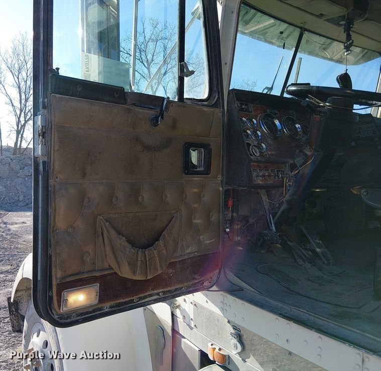 image for item FK0770 1999 Kenworth W900B semi truck