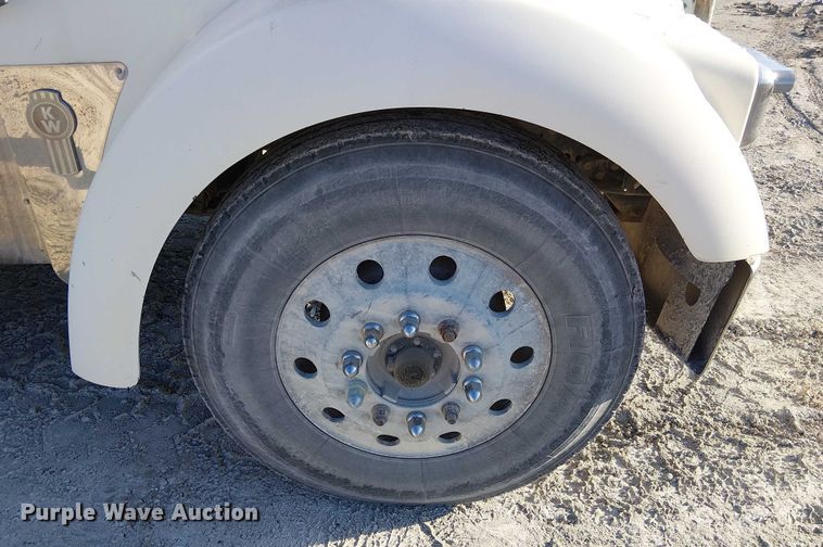 image for item FK0770 1999 Kenworth W900B semi truck