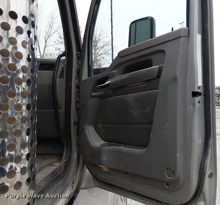 image for item FK0777 2019 Kenworth T880 semi truck