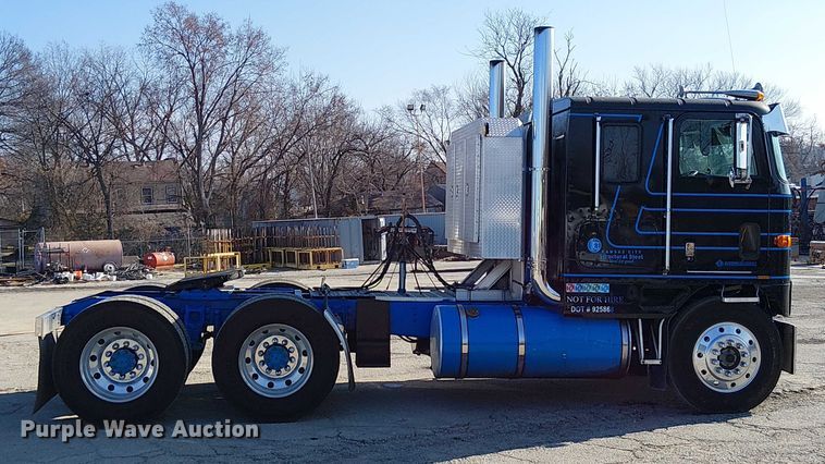 image for item FK0811 1985 International 9670 semi truck