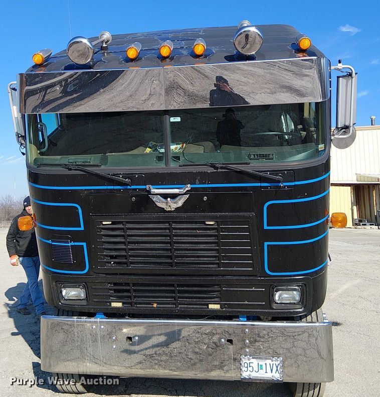 image for item FK0811 1985 International 9670 semi truck