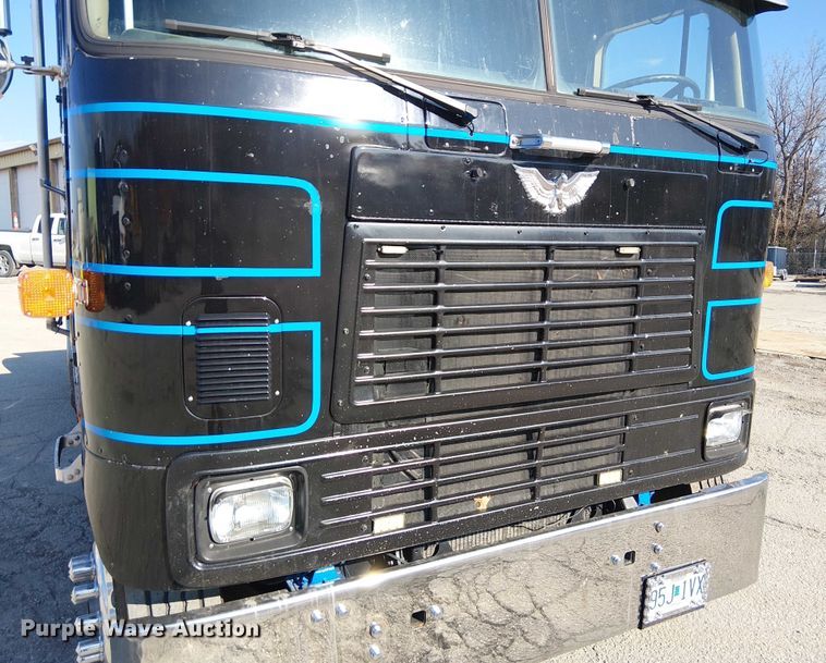 image for item FK0811 1985 International 9670 semi truck