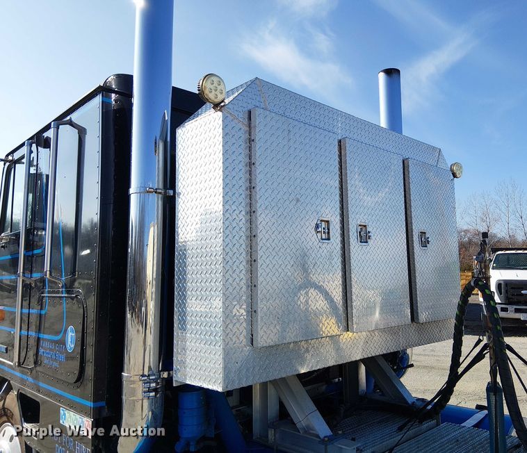 image for item FK0811 1985 International 9670 semi truck