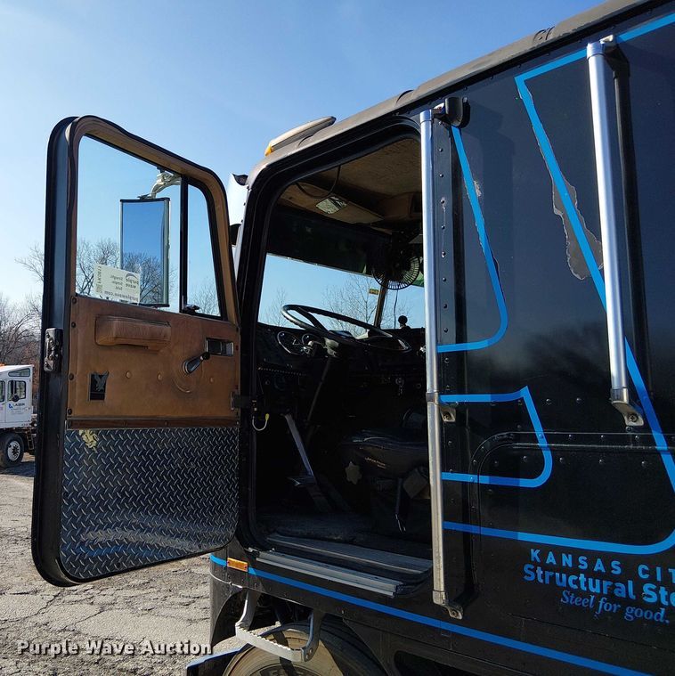 image for item FK0811 1985 International 9670 semi truck