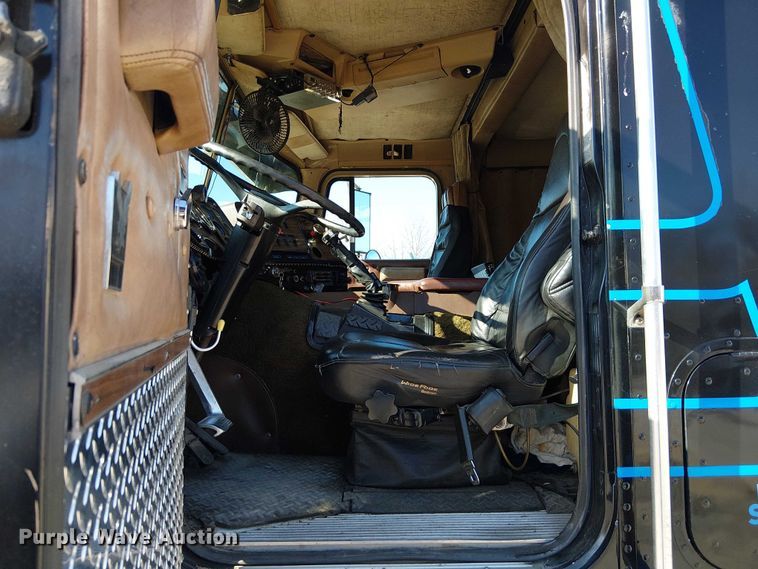 image for item FK0811 1985 International 9670 semi truck