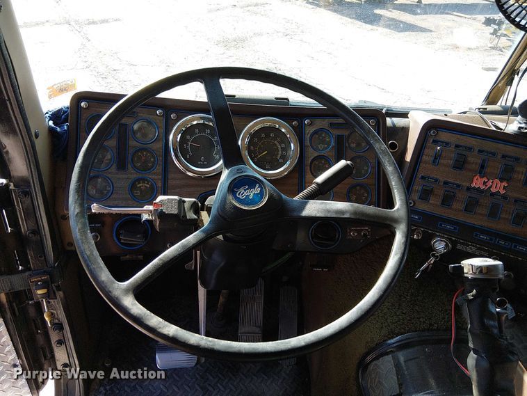 image for item FK0811 1985 International 9670 semi truck