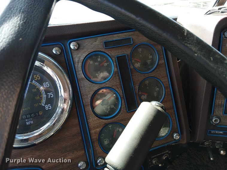 image for item FK0811 1985 International 9670 semi truck