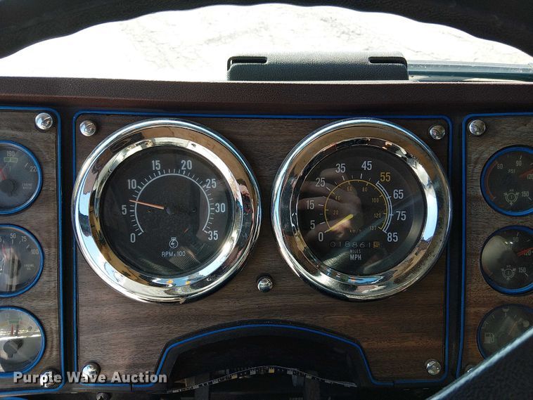 image for item FK0811 1985 International 9670 semi truck