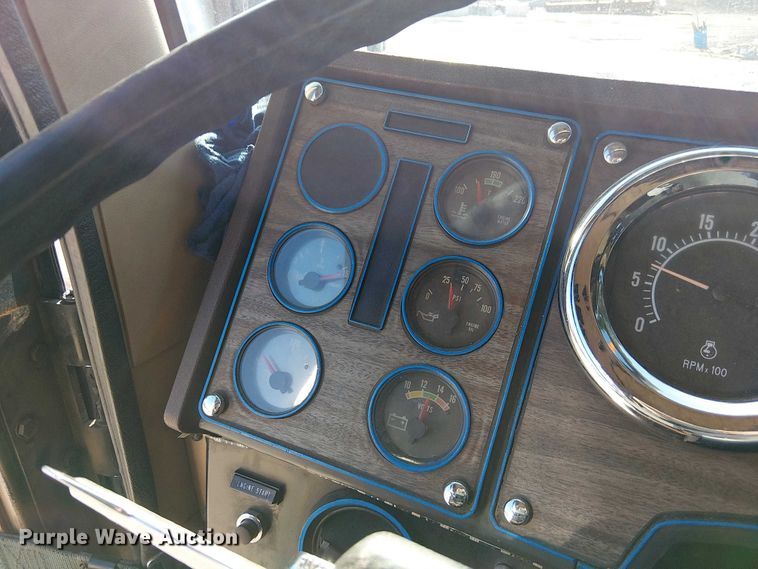 image for item FK0811 1985 International 9670 semi truck