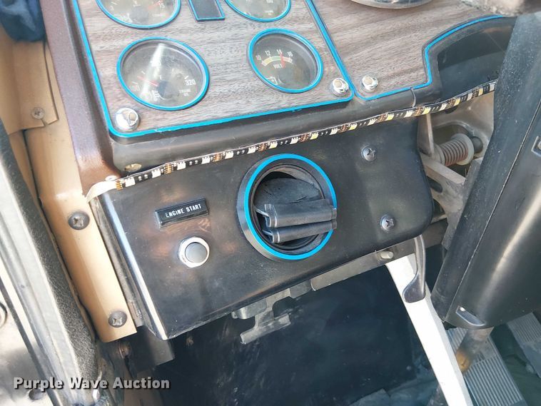 image for item FK0811 1985 International 9670 semi truck