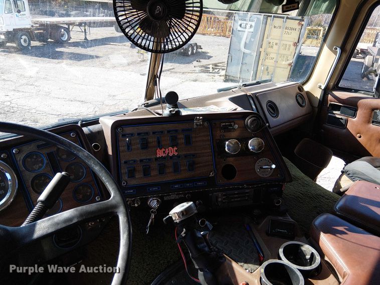 image for item FK0811 1985 International 9670 semi truck