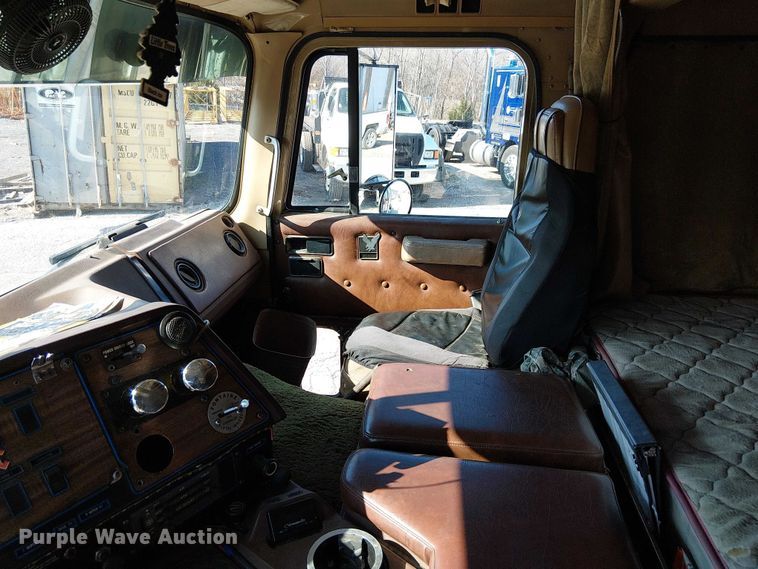 image for item FK0811 1985 International 9670 semi truck