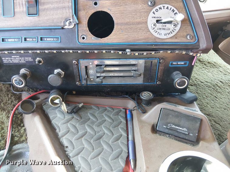 image for item FK0811 1985 International 9670 semi truck