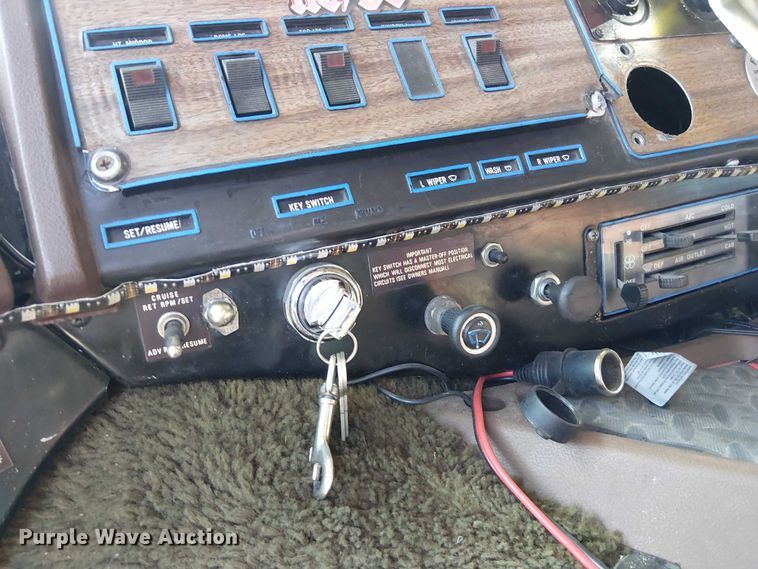 image for item FK0811 1985 International 9670 semi truck