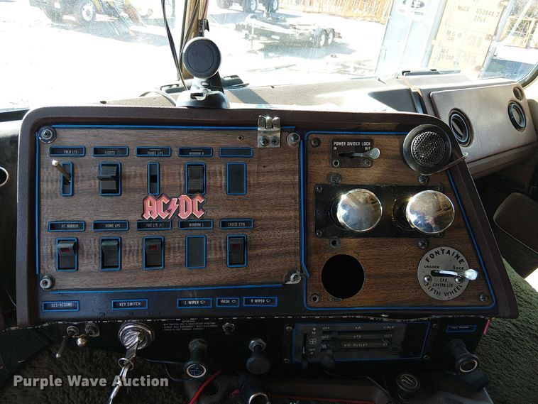 image for item FK0811 1985 International 9670 semi truck