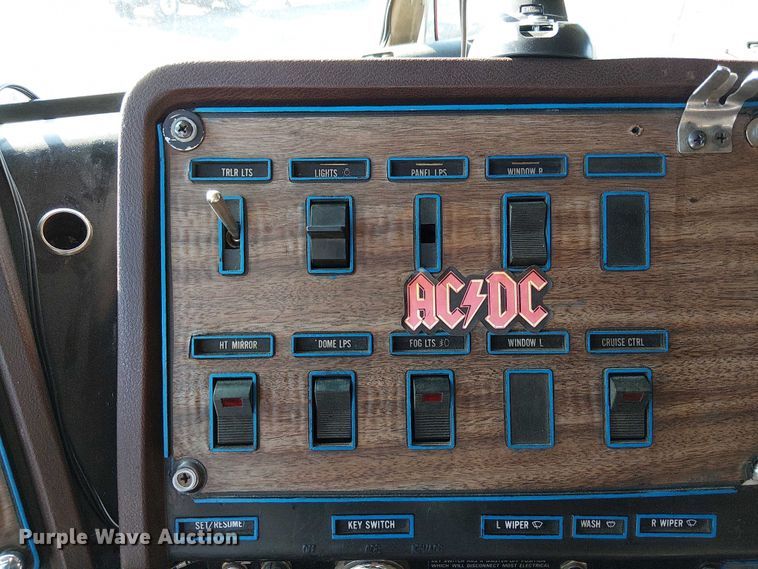 image for item FK0811 1985 International 9670 semi truck