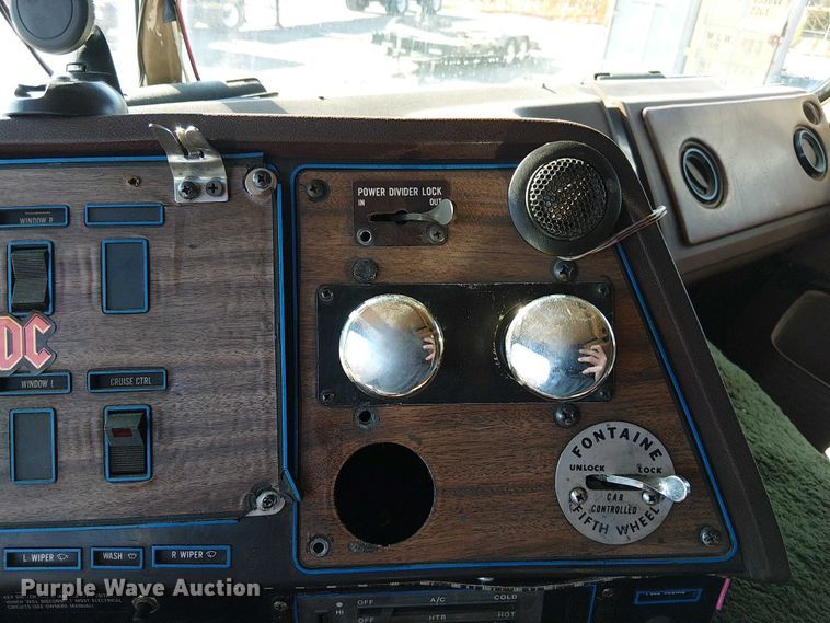 image for item FK0811 1985 International 9670 semi truck