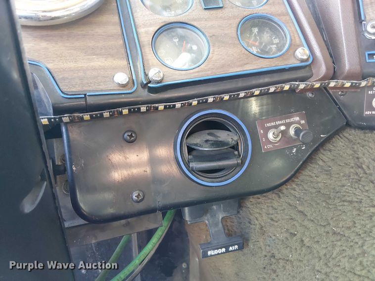 image for item FK0811 1985 International 9670 semi truck