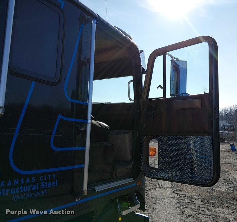 image for item FK0811 1985 International 9670 semi truck