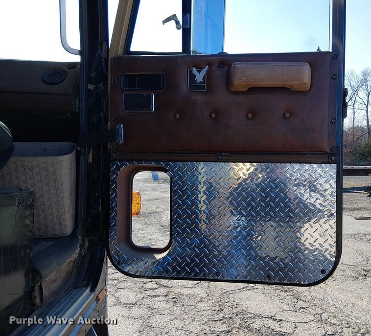 image for item FK0811 1985 International 9670 semi truck