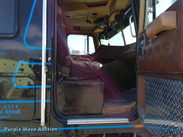 image for item FK0811 1985 International 9670 semi truck