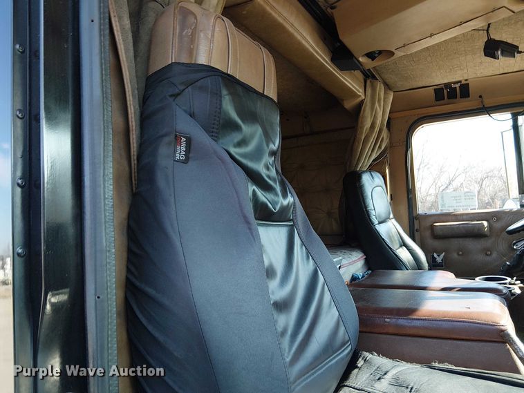 image for item FK0811 1985 International 9670 semi truck