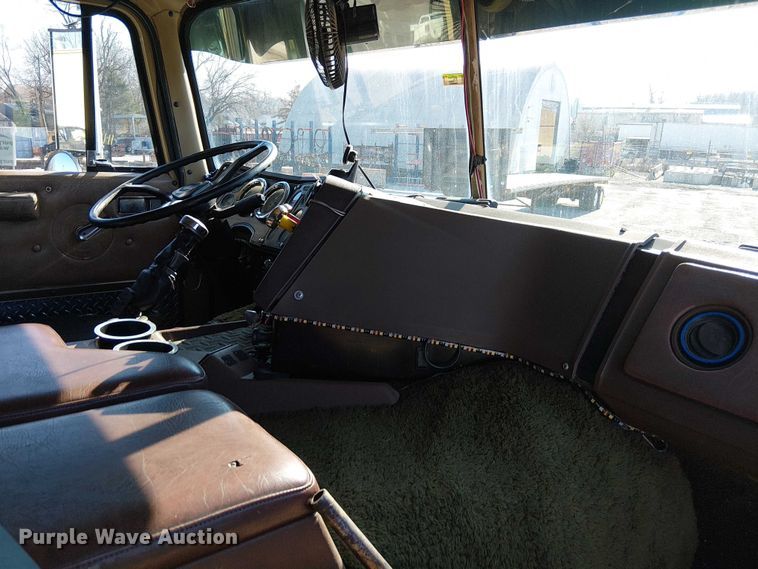 image for item FK0811 1985 International 9670 semi truck