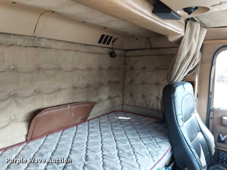 image for item FK0811 1985 International 9670 semi truck