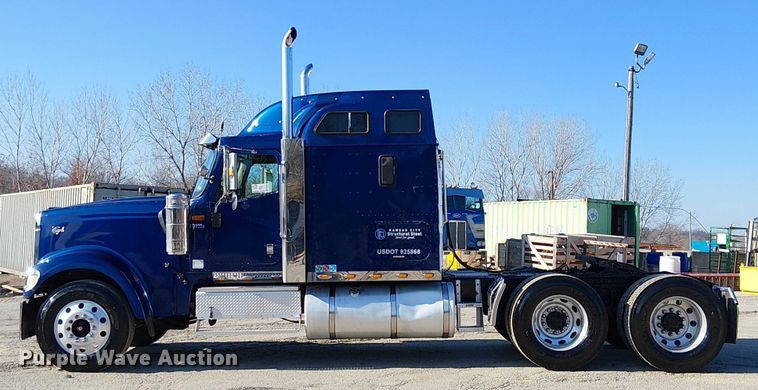 image for item FK0825 2007 International 9400ix semi truck