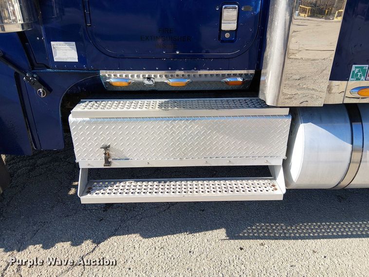 image for item FK0825 2007 International 9400ix semi truck