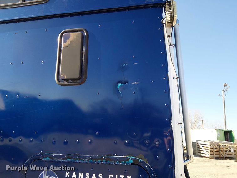 image for item FK0825 2007 International 9400ix semi truck