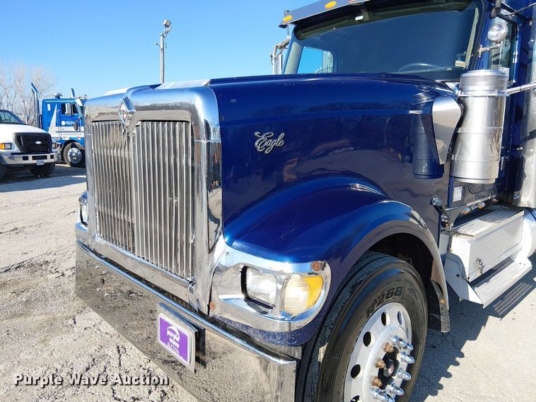 image for item FK0825 2007 International 9400ix semi truck