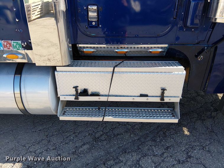 image for item FK0825 2007 International 9400ix semi truck