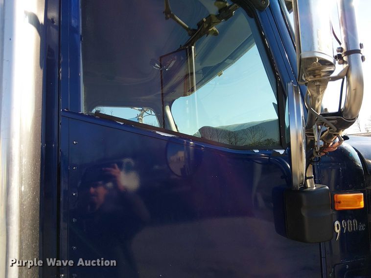 image for item FK0825 2007 International 9400ix semi truck